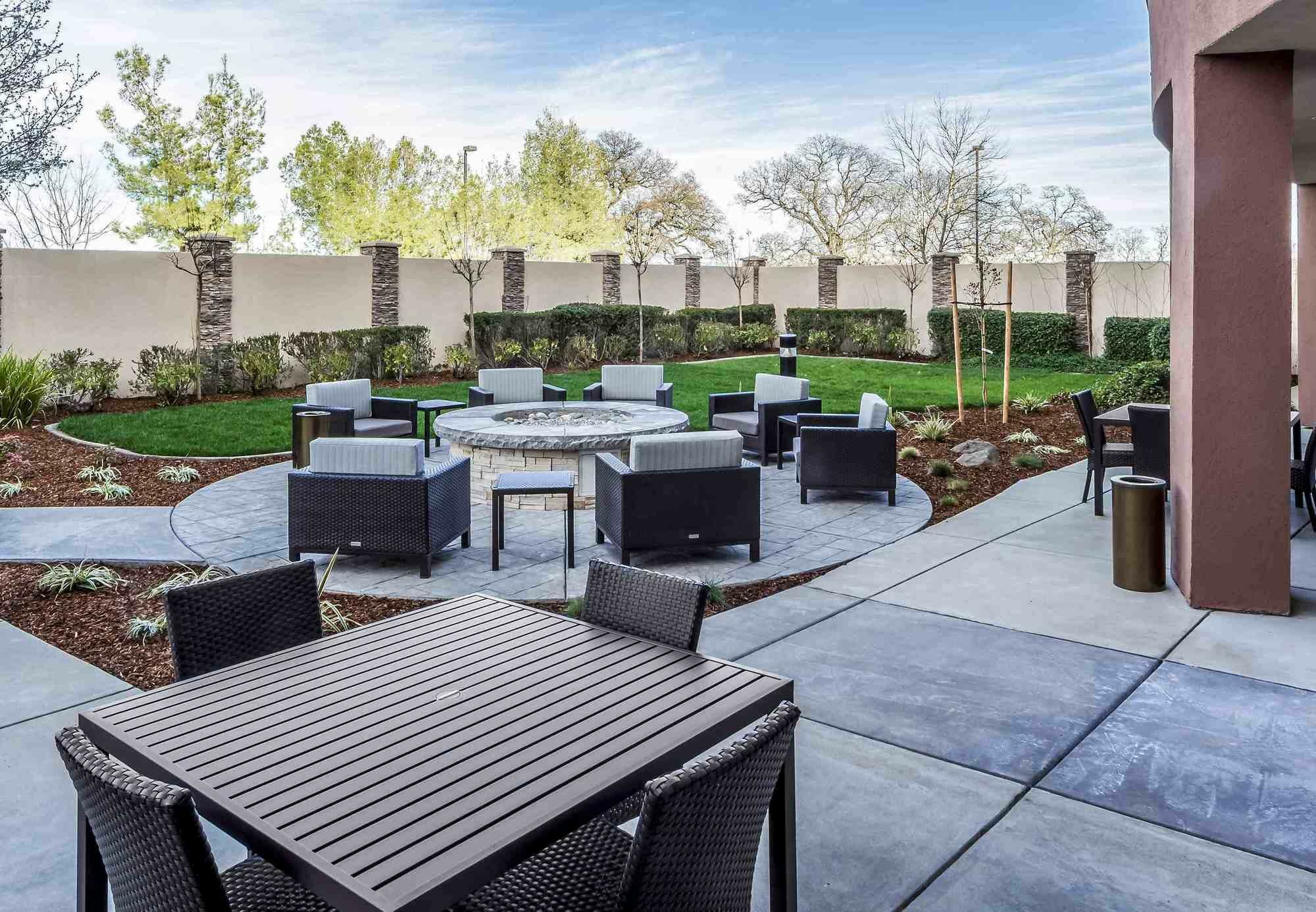 Courtyard By Marriott Roseville Galleria Mall/Creekside Ridge Drive Exterior photo